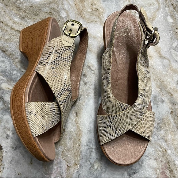 Dansko Jacinda Taupe Snake Wedge Sandal Women's EU 40 - Picture 1 of 13